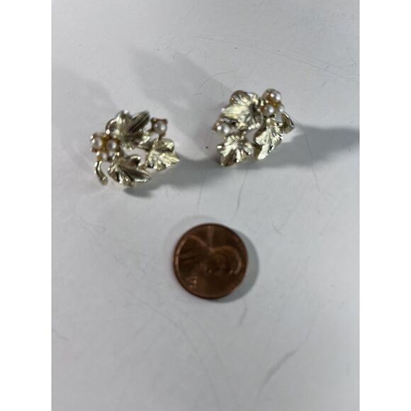Lisner Shiny gold Toned Screw On earrings W/ Faux Pearls - VINTAGE - Picture 3 of 3